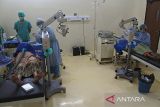 Dua orang dokter melakukan operasi mata katarak saat Hari Penglihatan Sedunia (World Sight Day) di RSUD Besuki, Situbondo, Jawa Timur, Sabtu (15/10/2022). Di Hari Penglihatan Sedunia tersebut Pemerintah Kabupaten Situbondo bekerja sama dengan Klinik Mata Tritya Surabaya melaksanakan operasi katarak gratis bagi 400 warga. ANTARA Jatim/Seno/zk 