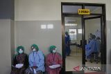 Sejumlah pasien antre mengikuti operasi mata katarak saat Hari Penglihatan Sedunia (World Sight Day) di RSUD Besuki, Situbondo, Jawa Timur, Sabtu (15/10/2022). Di Hari Penglihatan Sedunia tersebut Pemerintah Kabupaten Situbondo bekerja sama dengan Klinik Mata Tritya Surabaya melaksanakan operasi katarak gratis bagi 400 warga. ANTARA Jatim/Seno/zk 