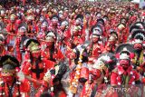 Ribuan penari memainkan tarian Topeng Klana saat pencatatan rekor Museum Rekor Dunia Indonesia (MURI) di Indramayu, Jawa Barat, Sabtu (15/10/2022). Tari Topeng Klana khas Indramayu yang dimainkan oleh 7.891 penari yang terdiri dari pelajar, guru, dan ASN tersebut berhasil memecahkan rekor MURI tari Topeng Klana dengan jumlah perserta terbanyak. ANTARA FOTO/Dedhez Anggara/agr