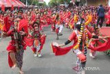 Ribuan penari memainkan tarian Topeng Klana saat pencatatan rekor Museum Rekor Dunia Indonesia (MURI) di Indramayu, Jawa Barat, Sabtu (15/10/2022). Tari Topeng Klana khas Indramayu yang dimainkan oleh 7.891 penari yang terdiri dari pelajar, guru, dan ASN tersebut berhasil memecahkan rekor MURI tari Topeng Klana dengan jumlah perserta terbanyak. ANTARA FOTO/Dedhez Anggara/agr