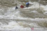 Kayaker mendayung perahu melewati jeram saat Festival Tasik Baseuh #7 di Sungai Ciwulan, Kota Tasikmalaya, Jawa Barat, Minggu (16/10/2022). Tasik Baseuh yang digelar oleh pegiat sungai dan olahraga arus deras Republik Aer yang diikuti 30 perahu, kayak, dan 16 