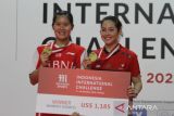 Pebulu tangkis  ganda putri Indonesia, Ribka Sugiarto (kanan) dan  Lanny Tria Mayasari (kiri) mengangkat medali saat menjuarai turnamen badminton  Indonesia International Challenge 2022 di Platinum Arena, Malang, Jawa Timur, Minggu (16/10/2022). Pasangan ganda putri Ribka/Lanny menjadi juara setelah menang atas lawannya pebulu tangkis asal Jepang, Sayaka Hobara/Hinata Suzuki dengan skor 2-0 (21-16, 21-18). ANTARA Jatim/Ari Bowo Sucipto/zk 