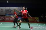 Pebulu tangkis  ganda putri Indonesia, Ribka Sugiarto (kiri) dan  Lanny Tria Mayasari (kanan) berusaha mengembalikan kok ke arah lawannya pebulu tangkis asal Jepang, Sayaka Hobara/Hinata Suzuki dalam babak final Indonesia International Challenge 2022 di Platinum Arena, Malang, Jawa Timur, Minggu (16/10/2022). Pasangan ganda putri Ribka/Lanny menjadi juara setelah menang  dengan skor 2-0 (21-16, 21-18). ANTARA Jatim/Ari Bowo Sucipto/zk 