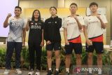 (dari kiri ke kanan) Pebulutangkis Indonesia Pramudya Kusumawardhanan, Lanny Tria Mayasari, Sik Yu Jin (Korea), Zhou Hao Dong  (China) dan  He Jin Ting (China) berpose bersama saat konferensi pers turnamen badminton BWF Tour Super 100-Indonesia Masters 2022 di Malang, Jawa Timur, Senin (10/10/2022). Gelaran turnamen internasional yang merupakan rangkaian Badminton World Federation (BWF) Tour Super 100 tersebut akan berlangsung di Malang tanggal 18 hingga 23 Oktober 2022 dan diikuti 259 pebulu tangkis dari 12 negara. ANTARA Jatim/Ari Bowo Sucipto/zk 