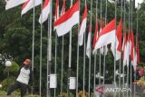 Pekerja melintasi jajaran bendera setengah tiang yang dipajang di lapangan Hellypad Universitas Muhammadiyah Malang, Jawa Timur, Selasa (18/10/2022). Hingga H+17 pasca-tragedi Kanjuruhan, sejumlah warga dan instansi pendidikan di kawasan tersebut masih memasang bendera setengah tiang sebagai bentuk duka dan penghormatan kepada korban. ANTARA Jatim/Ari Bowo Sucipto/Zk 