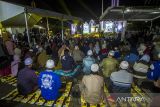 Sejumlah warga menyaksikan peserta (Qariah) Musabaqah Tilawatil Quran (MTQ) membacakan ayat suci Al Quran pada babak penyisihan lomba (musabaqah) cabang Tilawah Al Quran di Venue halaman Masjid Al Karomah Martapura, Kabupaten Banjar, Kalimantan Selatan, Sabtu (15/10/2022). Sebanyak 10 Qori dan 8 Qoriah dari 34 Provinsi di Indonesia itu memperebutkan tiket final pada cabang Tilawah Al Quran  MTQ Nasional ke-29 di Kalimantan Selatan. Foto Antaranews Kalsel/Bayu Pratama S.