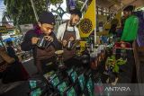 Barista menyiapkan kopi di salah satu stand pada Halal Food Festival di Taman Cahaya Bumi Selamat, Kabupaten Banjar, Kalimantan Selatan, Sabtu (15/10/2022). Sebanyak 190 usaha mikro kecil dan menengah (UMKM) mengikuti MTQ Nasional Kalsel Expo 2022 dan Halal Food Festival sebagai upaya membangkitkan kembali perekonomian ditengah meredanya pandemi COVID-19 serta dalam rangka memeriahkan Musabaqah Tilawatil Quran (MTQ) Nasional ke-29 di Kalimantan Selatan. Foto Antaranews Kalsel/Bayu Pratama S.