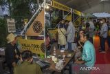 Pengunjung menikmati menu makanan dan minuman yang di sajikan di Halal Food Festival di Taman Cahaya Bumi Selamat, Kabupaten Banjar, Kalimantan Selatan, Sabtu (15/10/2022). Sebanyak 190 usaha mikro kecil dan menengah (UMKM) mengikuti MTQ Nasional Kalsel Expo 2022 dan Halal Food Festival sebagai upaya membangkitkan kembali perekonomian ditengah meredanya pandemi COVID-19 serta dalam rangka memeriahkan Musabaqah Tilawatil Quran (MTQ) Nasional ke-29 di Kalimantan Selatan.Foto Antaranews Kalsel/Bayu Pratama S.