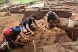 Tim melakukan ekskavasi di Situs Mbah Blawu di Desa Sukosari, Kecamatan Jogoroto, Kabupaten Jombang, Jawa Timur, Rabu (19/10/2022). Menurut arkeolog Balai Pelestarian Kebudayaan (BPK) wilayah XI Jawa Timur, Situs Mbah Blawu diduga pernah mengalami perusakan, karena saat penyingkapan sumur kuno yang menjadi bagian dari situs mengalami kerusakan di bagian dinding sebelah timur dan barat serta ada benda hilang dari tempatnya yang diduga telah dicuri. ANTARA FOTO/Syaiful Arif/nym.