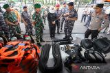  Gubernur Jawa Timur Khofifah Indar Parawansa (tengah) bersama Pangkoarmada II Laksamana Muda TNI T.N.S.B Hutabarat (kedua kanan), Pangdam V Brawijaya Mayjend TNI Nurchahyanto (ketiga kiri), dan Kapolda Jatim Irjen Pol Toni Harmanto (kanan) meninjau perlengkapan keselamatan saat Apel Kesiapsiagaan Penanggulangan Bencana Alam di Lapangan Kodam V Brawijaya, Surabaya, Kamis (20/10/22).Apel gabungan tersebut guna menyiagakan para personel serta peralatan penunjang untuk menghadapi potensi bencana alam saat cuaca ekstrem di wilayah Jawa Timur. ANTARA FOTO/Rizal Hanafi/Zk