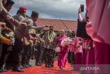 Pejabat lama Kapolda Kalsel Irjen Pol Rikwanto bersama istri mengikuti acara pisah sambut di Mapolda Kalsel di Banjarmasin, Kalimantan Selatan, Kamis (20/10/2022). Kapolda Kalsel secara resmi dijabat Brigjen Pol Andi Rian yang sebelumnya menjabat sebagai Dirtipidum Bareskrim Polri, sementara Irjen Pol Rikwanto selanjutnya menjabat sebagai Analisis kebijakan utama bidang jemen Ops Itwasum Polri. Foto Antaranews Kalsel/Bayu Pratama S.