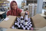 Petugas UPTD gudang farmasi Dinas Kesehatan kota Banda Aceh memperlihatkan obat dalam bentuk cairan atau sirop yang disimpan di gudang farmasi Dinkes kota Banda Aceh, Kamis (20/10/2022). Obat dalam bentuk cairan atau sirop ini tidak lagi didistribusikan ke puskesmas, puskesmas pembantu maupun ke pos kesehatan desa. Hal ini seiring munculnya kasus gangguan ginjal akut di provinsi Aceh. Hingga saat ini, total ada 26 kasus gangguan ginjal akut yang tercatat dan dilaporkan IDAI ke Kementerian Kesehatan dari total tersebut 46,6 Persen berasal dari Banda Aceh. ANTARA/Aprizal