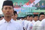 Santri mengikuti upacara di Alun-alun Kabupaten Jombang, Jawa Timur, Jumat (21/10/2022). Upacara yang diikuti ratusan santri, pelajar serta masyarakat itu untuk memperingati Hari Jadi Pemkab Jombang ke-112 serta Hari Santri Nasional 2022 yang mengangkat tema 