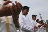 Santri  mengikuti upacara di Alun-alun Kabupaten Jombang, Jawa Timur, Jumat (21/10/2022). Upacara yang diikuti ratusan santri, pelajar serta masyarakat itu untuk memperingati Hari Jadi Pemkab Jombang ke-112 serta Hari Santri Nasional 2022 yang mengangkat tema 