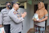 Gandeng Polrestabes, teman sekolah Jokowi bagikan bansos ke warga Semarang