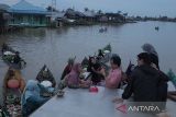 Ketua Dewan Pengawas Perum LKBN ANTARA  Widodo Muktiyo (tengah) berinteraksi dengan pedagang pasar terapung di Wisata Pasar Terapung Lok Baintan, Kabupaten Banjar, Kalimantan Selatan, Jumat (21/10/2022). Foto Antaranews Kalsel/Abdul Hakim/Bay.