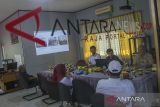 Ketua Dewan Pengawas Perum LKBN ANTARA Widodo Muktiyo didampingi Dewan Pengawas Perum LKBN ANTARA Monang Sinaga dan Siti Farida berbincang dengan Kepala Perum LKBN ANTARA Biro Kalsel Nurul Aulia Badar berbincang santai di Kantor Perum LKBN ANTARA Biro Kalsel,  Banjarmasin, Kalimantan Selatan, Jumat (21/10/2022). Foto Antaranews Kalsel/Bayu Pratama S.