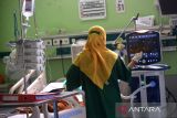 Dokter merawat pasien anak penderita gagal ginjal akut di ruang Pediatrik Intensive Care Unit (PICU) Rumah Sakit Umum Daerah Zainal Abidin, Banda Aceh, Aceh, Jumat (21/10/2022). Dinas Kesehatan provinsi Aceh menyatakan sejak Juni hingga 20 Oktober 2022 tercatat sebanyak 31 anak menderita gagal ginjal, 20 orang anak di antaranya meninggal dunia,  sisanya dalam perawatan dan selain beberapa anak sudah dipulangkan.ANTARA FOTO/Ampelsa.