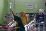 Dokter memasang cairan infus untuk pasien anak penderita gagal ginjal akut di ruang Pediatrik Intensive Care Unit (PICU) Rumah Sakit Umum Daerah Zainal Abidin, Banda Aceh, Aceh, Jumat (21/10/2022). Dinas Kesehatan provinsi Aceh menyatakan sejak Juni hingga 20 Oktober 2022 tercatat sebanyak 31 anak menderita gagal ginjal, 20 orang anak di antaranya meninggal dunia,  sisanya dalam perawatan dan selain beberapa anak sudah dipulangkan.ANTARA FOTO/Ampelsa.