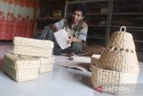 Suliadi, menyelesaikan pembuatan kerajinan berbahan dasar enceng gondok di home industri Banyu Putih Art Desa Jerukseger, Gedeg, Kabupaten Mojokerto, Jawa Timur, Kamis (20/10/2022). Aneka kerajinan berbahan dasar enceng gondok yang dipasarkan ke berbagai daerah di Indonesia melalui marketplace ini dijual mulai Rp 5 ribu-Rp 250 ribu per biji tergantung jenis dan ukuran. ANTARA Jatim/Syaiful Arif/zk 
