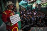 Komunitas Badut Necis melakukan sosialisasi kepada siswa Madrasah Ibtidaiyah (MI) Darussalam, Bandung, Jawa Barat, Jumat (21/10/2022). Kegiatan tersebut sosialisasi terkait kewaspadaan penyakit ginjal akut pada anak-anak usia 6 bulan hingga 18 yang mengalami peningkatan dalam dua bulan terakhir. ANTARA FOTO/Raisan Al Farisi/agr