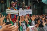 Komunitas Badut Necis melakukan sosialisasi kepada siswa Madrasah Ibtidaiyah (MI) Darussalam, Bandung, Jawa Barat, Jumat (21/10/2022). Kegiatan tersebut sosialisasi terkait kewaspadaan penyakit ginjal akut pada anak-anak usia 6 bulan hingga 18 yang mengalami peningkatan dalam dua bulan terakhir. ANTARA FOTO/Raisan Al Farisi/agr