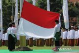 Paskibraka mengibarkan bendera Merah Putih saat Upacara Hari Santri di Gedung Negara Grahadi, Surabaya, Jawa Timur, Sabtu (22/10/2022). Upacara Hari Santri itu bertema Berdaya Menjaga Martabat Kemanusiaan. ANTARA Jatim/Didik Suhartono/zk 