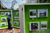 Pengunjung mengamati karya foto pada pameran foto perubahan iklim di Selasar Soenaryo, Kabupaten Bandung, Jawa Barat, Sabtu (22/10/2022). Greenpeace Indonesia mengadakan kegiatan tur yang bertajuk 
