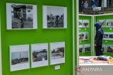 Pengunjung mengamati karya foto pada pameran foto perubahan iklim di Selasar Soenaryo, Kabupaten Bandung, Jawa Barat, Sabtu (22/10/2022). Greenpeace Indonesia mengadakan kegiatan tur yang bertajuk 