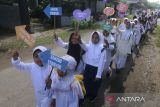 Sejumlah pelajar membawa poster saat mengikuti pawai Hari Santri Nasional di Desa Tugurejo Kediri, Jawa Timur, Sabtu (22/10/2022). Pawai yang diikuti pelajar dari sejumlah sekolah tingkat TK hingga SD tersebut untuk memperingati Hari Santri Nasional. ANTARA Jatim/Prasetia Fauzani/zk 