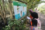 Siswa SDN 2 Singaraja mengikuti pembelajaran luar kelas di Ekowisata Mangrove Karangsong, Indramayu, Jawa Barat, Sabtu (22/10/2022). Pemkab Indramayu menggandeng Pertamina RU VI Balongan dalam menerapkan kurikulum pendidikan lingkungan hidup berbasis mangrove di sekolah formal dan sudah berjalan di 54 Sekolah Dasar yang ada di wilayah pesisir Indramayu. ANTARA FOTO/Dedhez Anggara/agr