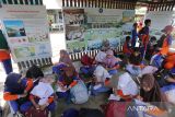 Siswa SDN 2 Singaraja mengikuti pembelajaran di luar kelas di Ekowisata Mangrove Karangsong, Indramayu, Jawa Barat, Sabtu (22/10/2022). Pemkab Indramayu menggandeng Pertamina RU VI Balongan dalam menerapkan kurikulum pendidikan lingkungan hidup berbasis mangrove di sekolah formal dan sudah berjalan di 54 Sekolah Dasar yang ada di wilayah pesisir Indramayu. ANTARA FOTO/Dedhez Anggara/agr
