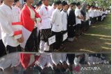  Santri mengikuti upacara peringatan Hari Santri Nasional di lapangan Universitas Hasyim Asyari Ponpes Tebuireng Kabupaten Jombang, Jawa Timur, Sabtu (22/10/2022). Peringatan Hari Santri Nasional yang diperingati setiap tanggal 22 Oktober ini sebagai momentum untuk mengenang jasa pahlawan serta para kiai melawan penjajah. ANTARA Jatim/Syaiful Arif/zk