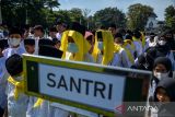 Santri mengikuti upacara peringatan Hari Santri di Lapangan Gasibu, Bandung, Jawa Barat, Sabtu (22/10/2022). Upacara peringatan Hari Santri Nasional tersebut diikuti oleh ratusan santri dari berbagai pondok pesantren yang ada di Jawa Barat. ANTARA FOTO/Raisan Al Farisi/agr