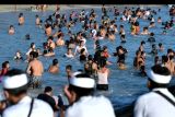 Sejumlah umat Hindu berendam di air saat melakukan ritual Melukat atau menyucikan diri pada Hari Banyu Pinaruh di Pantai Sanur, Denpasar, Bali, Minggu (23/10/2022). Hari Banyu Pinaruh merupakan prosesi yang dirayakan umat Hindu satu hari setelah Hari Raya Saraswati yang diyakini sebagai waktu yang baik untuk menyucikan dan membersihkan diri serta pikiran secara spiritual dengan melakukan ritual Melukat di laut maupun sumber mata air suci lainnya. ANTARA FOTO/Fikri Yusuf/nym.