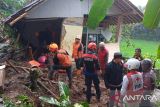 Anak dan bapak  tertimbun longsor di Sukabumi