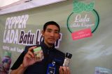 Pelaku UMKM Batu Layar Juliansyah memperlihatkan produk Lada hasil produksinya yang dijual seharga Rp27 ribu hingga Rp35 ribu per buah di Pameran Produk Unggulan Perbatasan di kawasan Pos Lintas Batas Negara (PLBN) Terpadu Aruk di Kecamatan Sajingan Besar, Kabupaten Sambas, Kalimantan Barat, Sabtu (22/10/2022). Sebanyak 30 Usaha Mikro, Kecil dan Menengah (UMKM) Kabupaten Sambas dari berbagai  produk pertanian, makanan olahan, kerajinan tangan menampilkan produk unggulan dalam pameran yang digelar Badan Nasional Pengelolaan Perbatasan (BNPP) guna memperkenalkan dan mempromosikan produk unggulan daerah setempat. ANTARA FOTO/Jessica Helena WuysangANTARA FOTO/JESSICA HELENA WUYSANG (ANTARA FOTO/JESSICA HELENA WUYSANG)