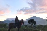 Berburu spot di kaki Gunung Rinjani, berpacu mewarnai negeri