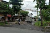 Jalan Simpang Empat Wakul Renteng semakin rusak