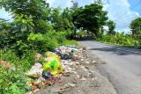 Warga keluhkan tumpukan sampah di jalan raya Tiwugalih Lombok Tengah
