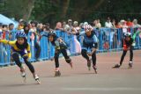 Atlet sepatu roda dari Jambi Inline Skate, Alzena Delfi Liora (kiri), beradu cepat dengan atlet Riau Inline Skate Zahira Fairuz (kedua kiri), atlet Gandoriah Inline Skate Hana Fatihatul Aulia (kedua kanan), dan atlet Bina Muda Qisthi Raudhati Ruzevi (kanan) pada semifinal Speed D 500 meter putri Kejurnas Sepatu Roda Terbuka di Pariaman, Sumatera Barat, Minggu (23/10/2022). Kejurnas memperebutkan Piala Wali Kota tersebut diikuti 402 atlet sepatu roda dari berbagai daerah di Indonesia. ANTARA FOTO/Iggoy el Fitra/tom.