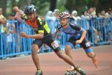 Atlet sepatu roda dari Porserosi Solok Selatan, Angga Saputra (kiri), beradu cepat dengan atlet dari Bintang Medan M.Ariq Yahya (kanan) pada semifinal Speed Junior D 500 meter putra, Kejurnas Sepatu Roda Terbuka di Pariaman, Sumatera Barat, Minggu (23/10/2022). Kejurnas memperebutkan Piala Wali Kota tersebut diikuti 402 atlet sepatu roda dari berbagai daerah di Indonesia. ANTARA FOTO/Iggoy el Fitra/tom.