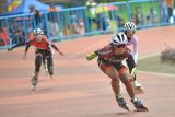 Atlet sepatu roda dari Kairos Semarang, Disna Ayu Luhutia (kedua kanan), memimpin paling depan pada semifinal Speed Junior D 500 meter putri, Kejurnas Sepatu Roda Terbuka di Pariaman, Sumatera Barat, Minggu (23/10/2022). Kejurnas memperebutkan Piala Wali Kota tersebut diikuti 402 atlet sepatu roda dari berbagai daerah di Indonesia. ANTARA FOTO/Iggoy el Fitra/tom.