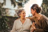 Cara perlakukan lansia berdasarkan emosinya