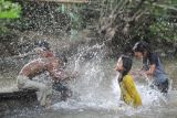 Anak-anak warga Suku Talang Mamak bermain di sungai Dusun Semerantihan, Sumay, Tebo, Jambi, Minggu (23/10/2022). Anak-anak warga Suku Talang Mamak yang tinggal di Semerantihan hanya bisa mendapatkan pendidikan hingga tingkat dasar dan harus keluar dari perkampungan mereka sejauh 36 kilometer lebih dengan akses jalan yang tidak memadai menuju Desa Suo Suo bila ingin melanjutkan pendidikan ke tingkat di atasnya. ANTARA FOTO/Wahdi Septiawan/foc.