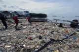 WCD Lampung dan komunitas adakan Clean up Kemerdekaan di Pantai Kabarti