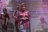 Model memperagakan busana kebaya pada acara Pasanggiri Anggon Kebaya Sunda Sinjang Batik Tasikan di Trans Mart, Kota Tasikmalaya, Jawa Barat, Selasa (25/10/2022). Lomba fashion show kebaya dengan perpaduan bordir dan kain batik itu, diikuti 46 peserta se-Kota Tasikmalaya tersebut dalam rangka meningkatkan minat berpakaian kebaya dan batik. ANTARA FOTO/Adeng Bustomi/agr