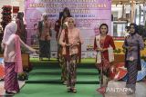 Model memperagakan busana kebaya pada acara Pasanggiri Anggon Kebaya Sunda Sinjang Batik Tasikan di Trans Mart, Kota Tasikmalaya, Jawa Barat, Selasa (25/10/2022). Lomba fashion show kebaya dengan perpaduan bordir dan kain batik itu, diikuti 46 peserta se-Kota Tasikmalaya tersebut dalam rangka meningkatkan minat berpakaian kebaya dan batik. ANTARA FOTO/Adeng Bustomi/agr