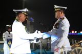 Kepala Staf Angkatan Laut Laksamana TNI Yudo Margono (kanan) menyerahkan piagam penghargaan kepada salah satu perwakilan wisudawan saat Upacara Wisuda Purnawira Perwira Tinggi TNI Angkatan Laut 2022 di Akademi Angkatan Laut (AAL), Surabaya, Jawa Timur, Senin (24/10/2022). Sebanyak 82 wisudawan yang terdiri dari satu orang berpangkat Laksamana Madya TNI, 23 orang berpangkat Laksamana Muda TNI/Mayor Jenderal Marinir TNI dan 58 orang berpangkat Laksamana Pertama TNI/Brigadir Jenderal Marinir TNI mengikuti Wisuda Purnawira Pati TNI Angkatan Laut Tahun 2022. ANTARA Jatim/Didik Suhartono/zk 