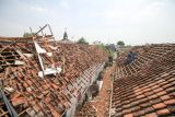 Warga memperbaiki rumahnya yang rusak akibat diterjang angin puting beliung di Desa Sidokepung, Buduran, Sidoarjo, Jawa Timur, Senin (24/10/2022). Berdasarkan data Badan Penanggulangan Bencana Daerah (BPBD) Sidoarjo mencatat sedikitnya 291 rumah warga rusak akibat diterjang puting beliung yang terjadi pada Minggu (23/10). ANTARA FOTO/Umarul Faruq/foc.